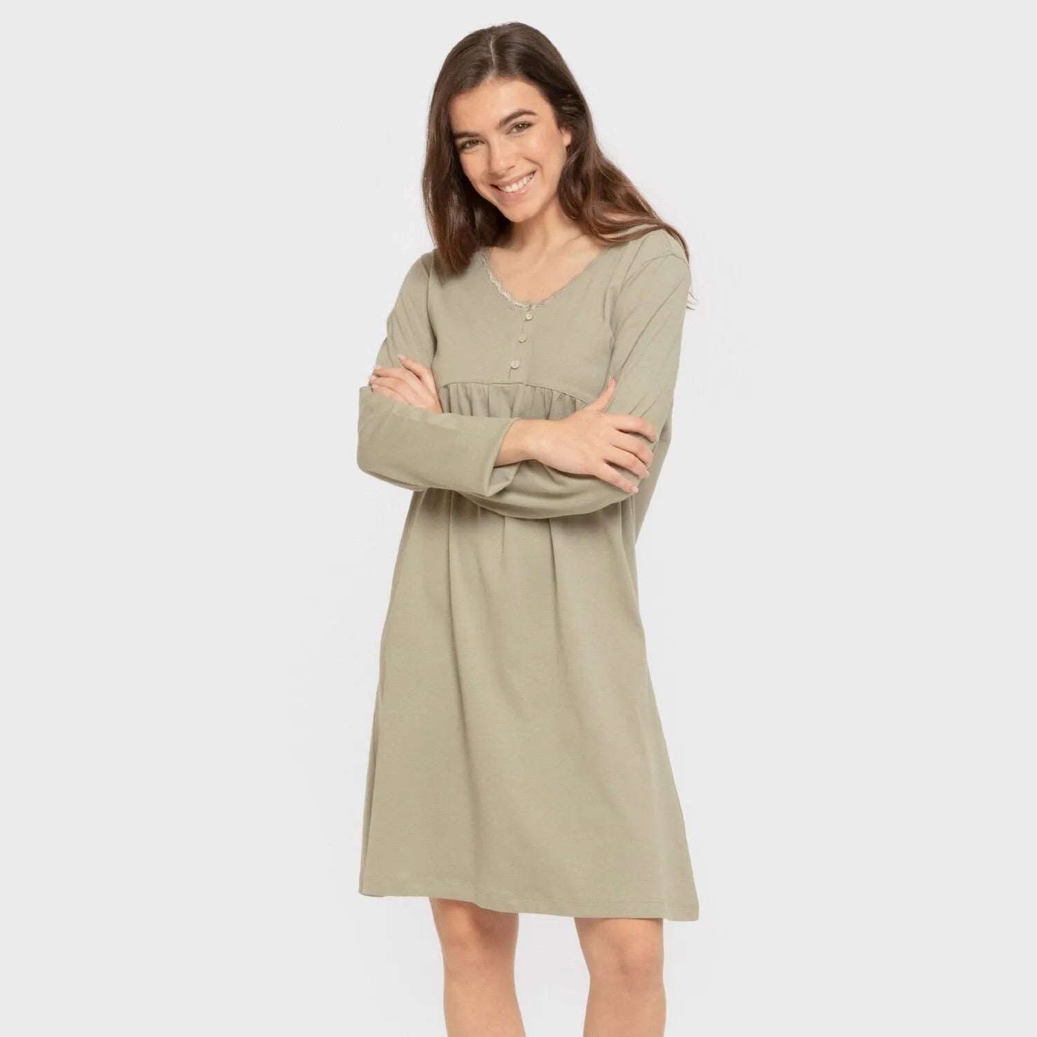 Camisola de algodão com mangas compridas e renda simples.