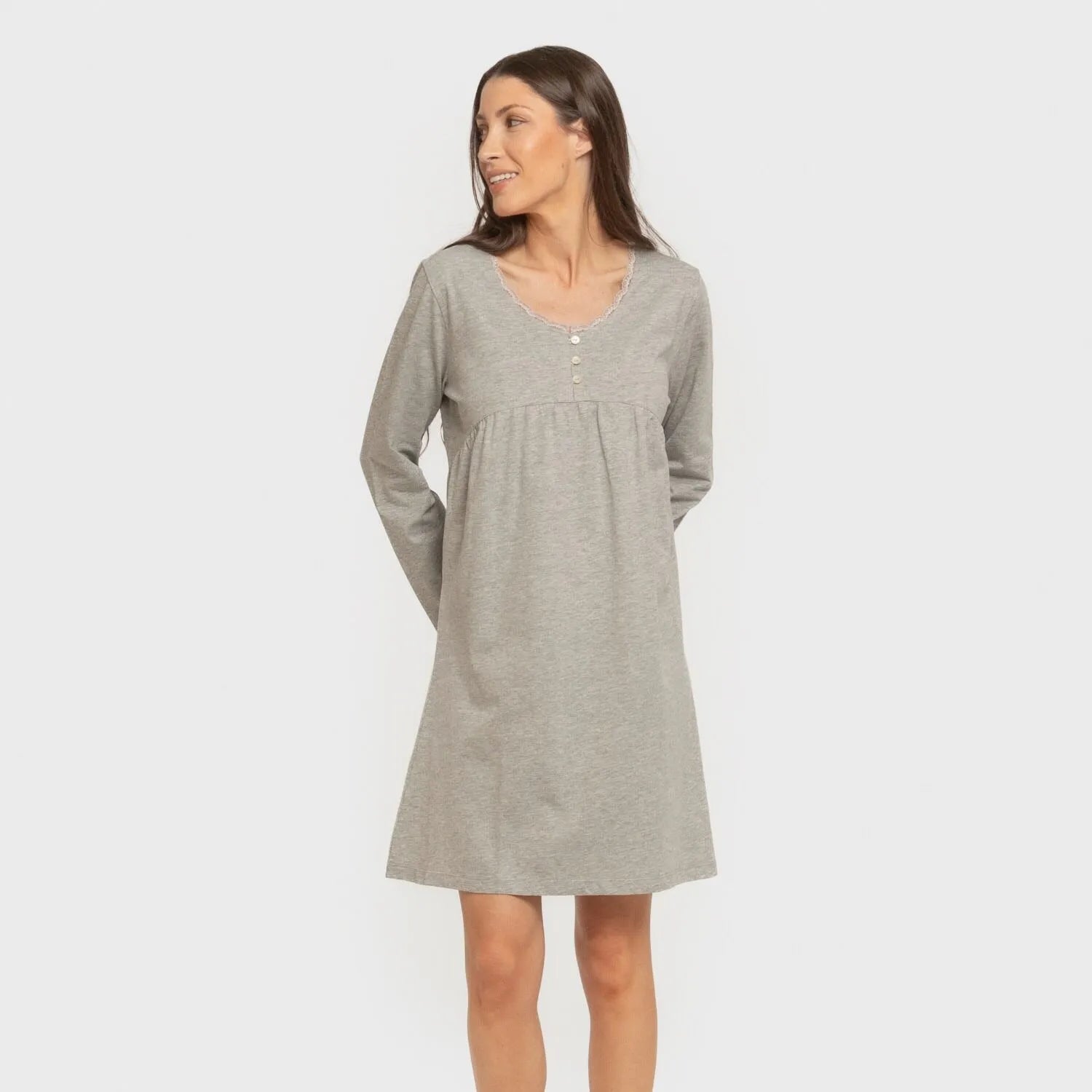 Camisola de algodão com mangas compridas e renda simples.