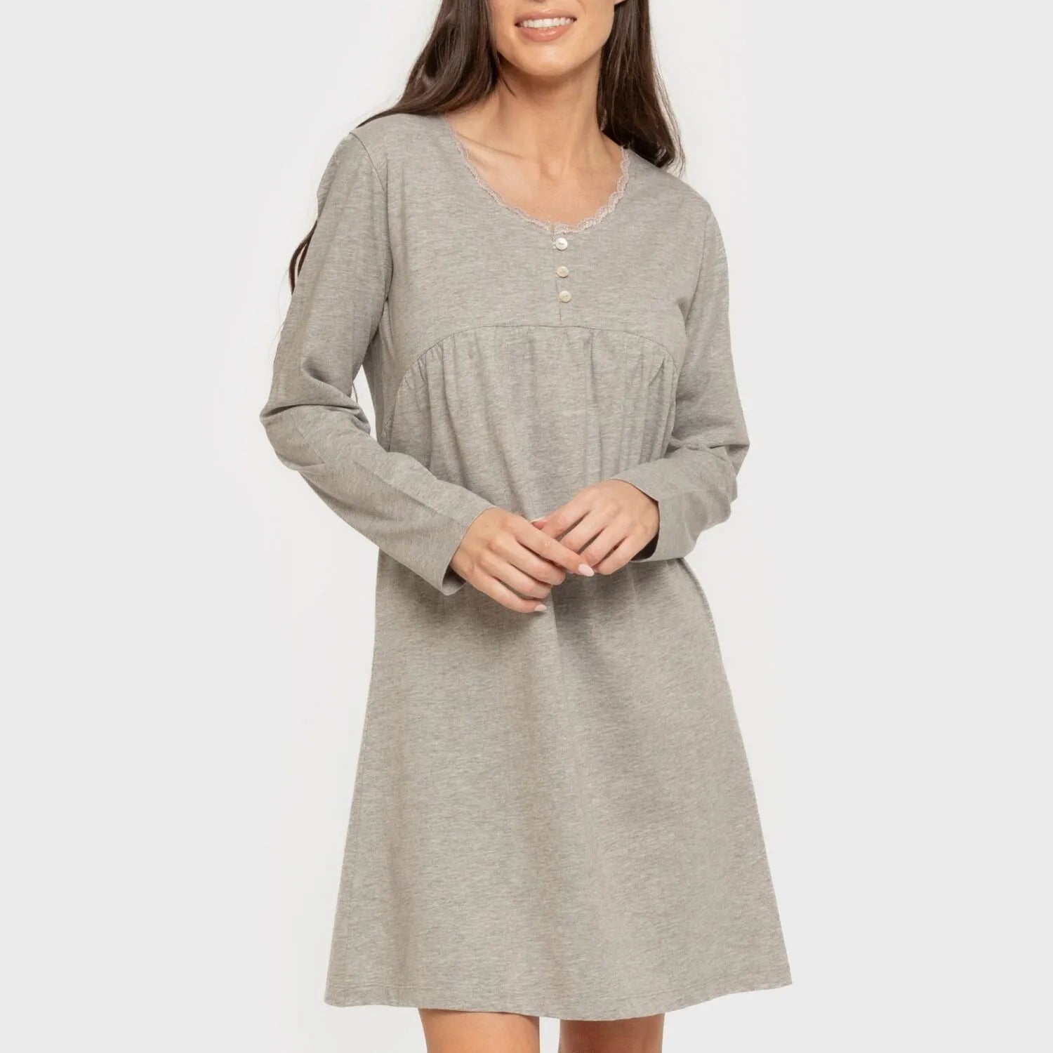 Camisola de algodão com mangas compridas e renda simples.