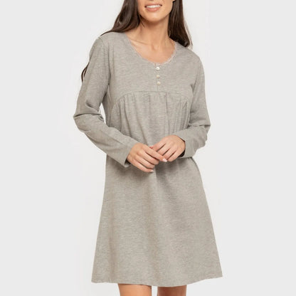 Camisola de algodão com mangas compridas e renda simples.