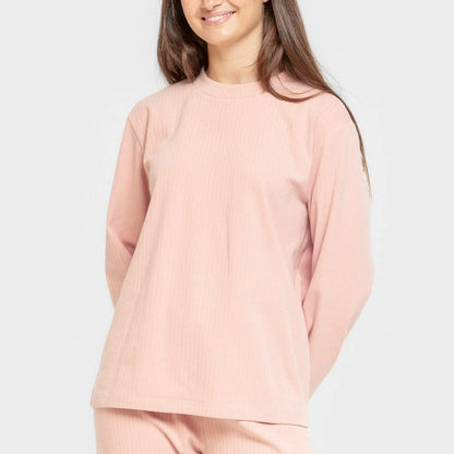Pijama feminino liso com listras largas e textura canelada.