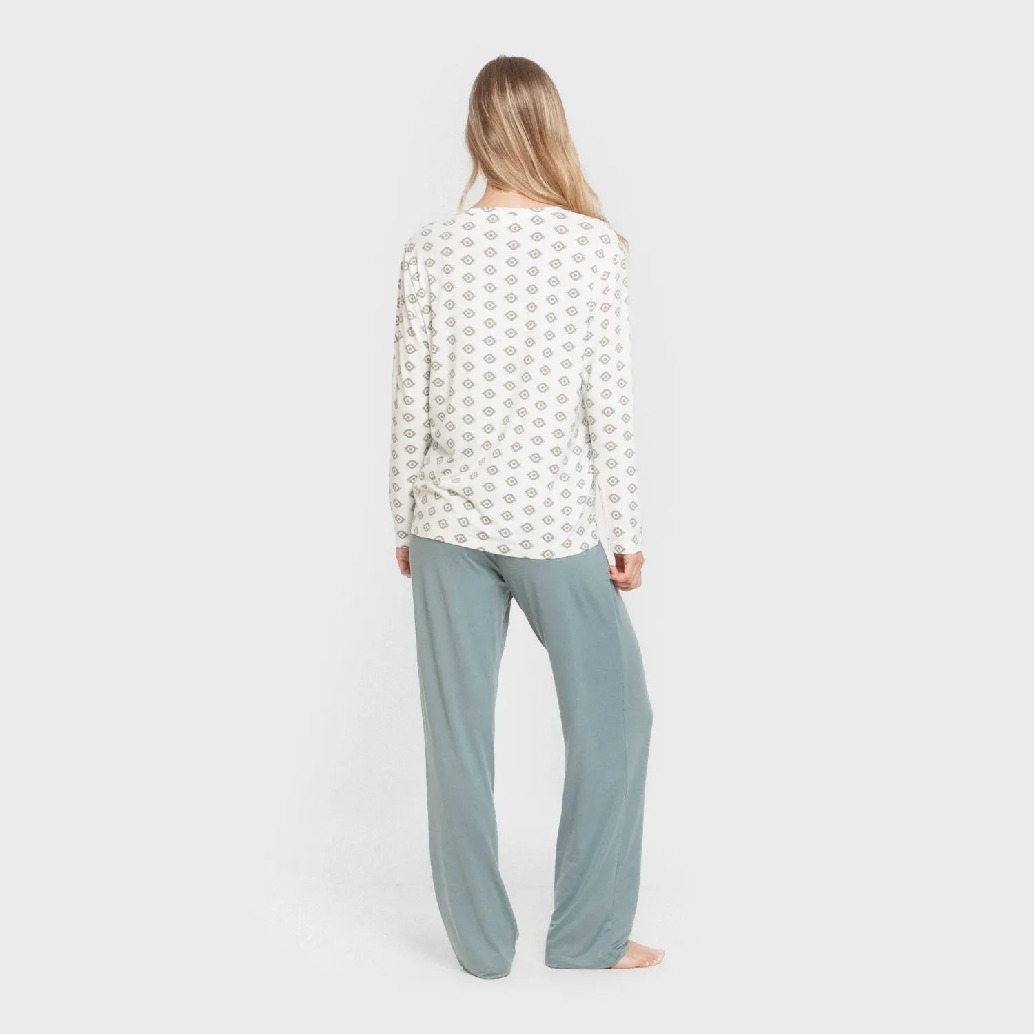 Pijama longo feminino Joy, macio e confortável, na cor azul-turquesa.