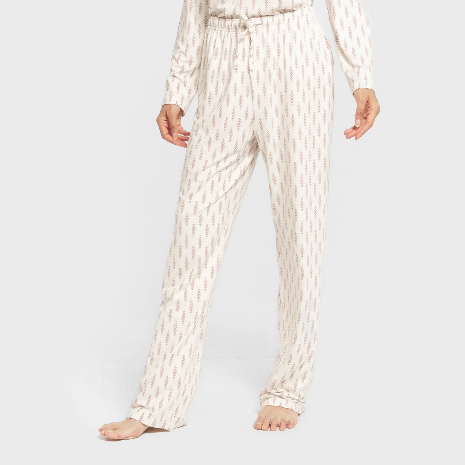 Pijama feminino longo e macio, com estampa espinha de peixe, cor berinjela.