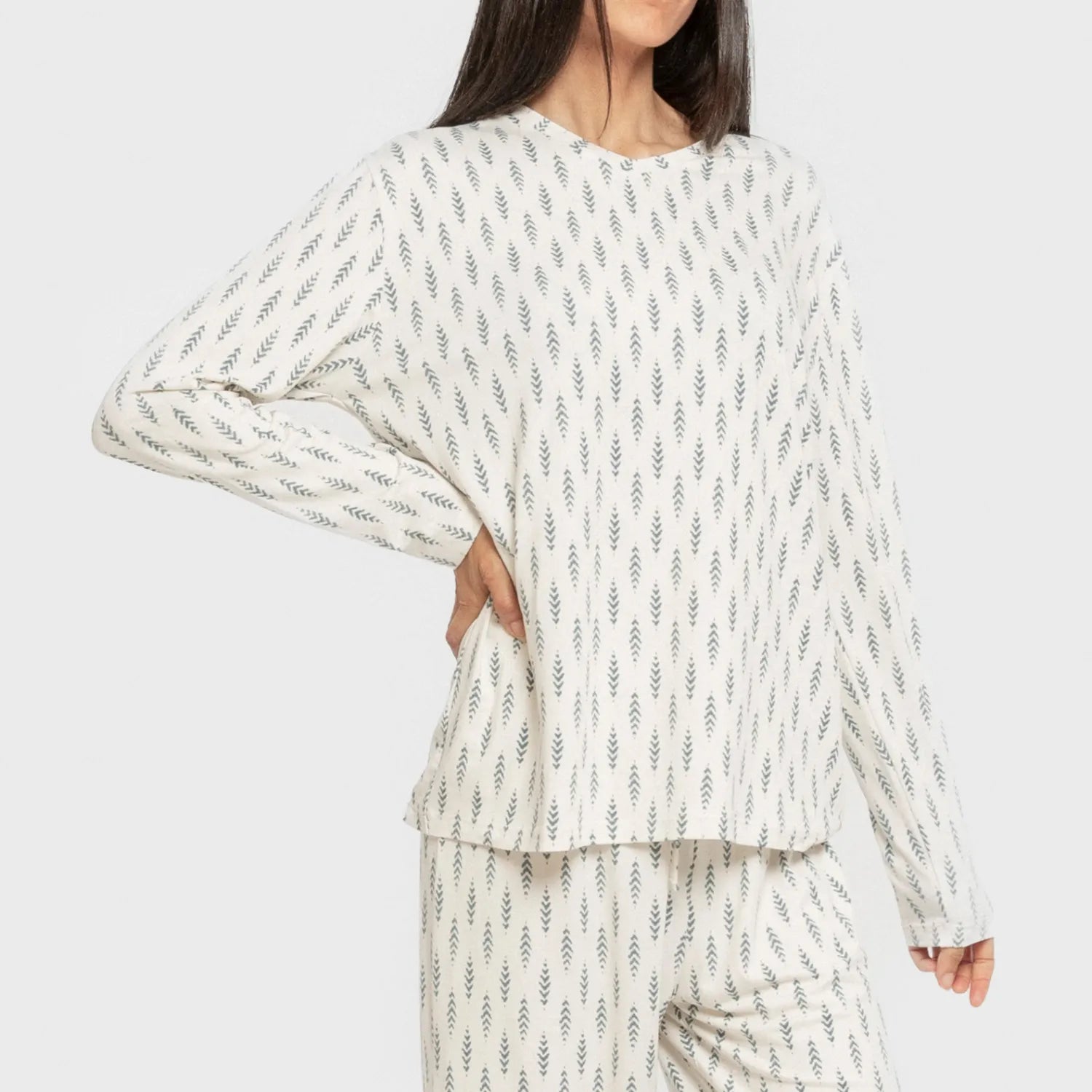 Pijama feminino longo e macio, com estampa espinha de peixe, na cor azul-turquesa.