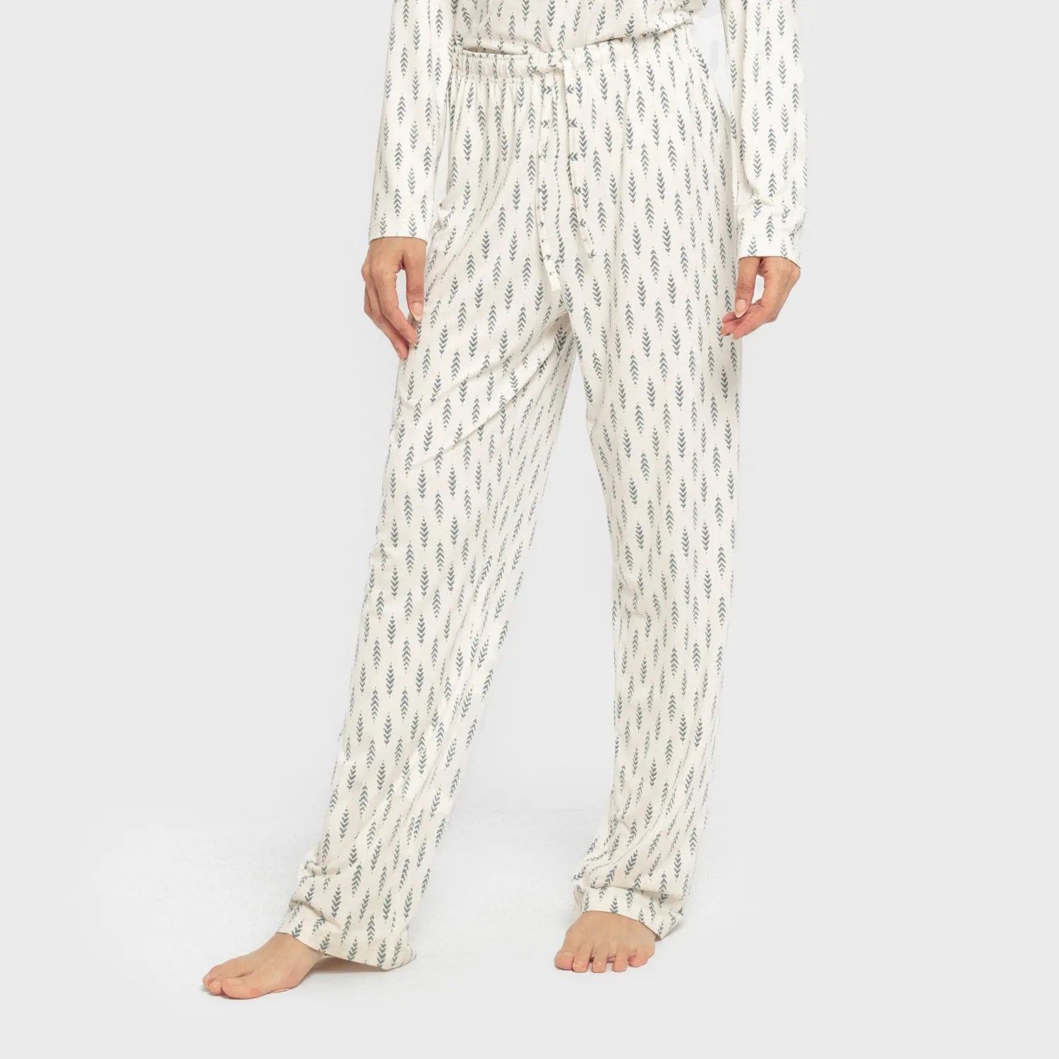 Pijama feminino longo e macio, com estampa espinha de peixe, na cor azul-turquesa.