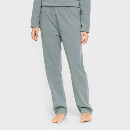 Pijama feminino liso com listras largas e textura canelada.