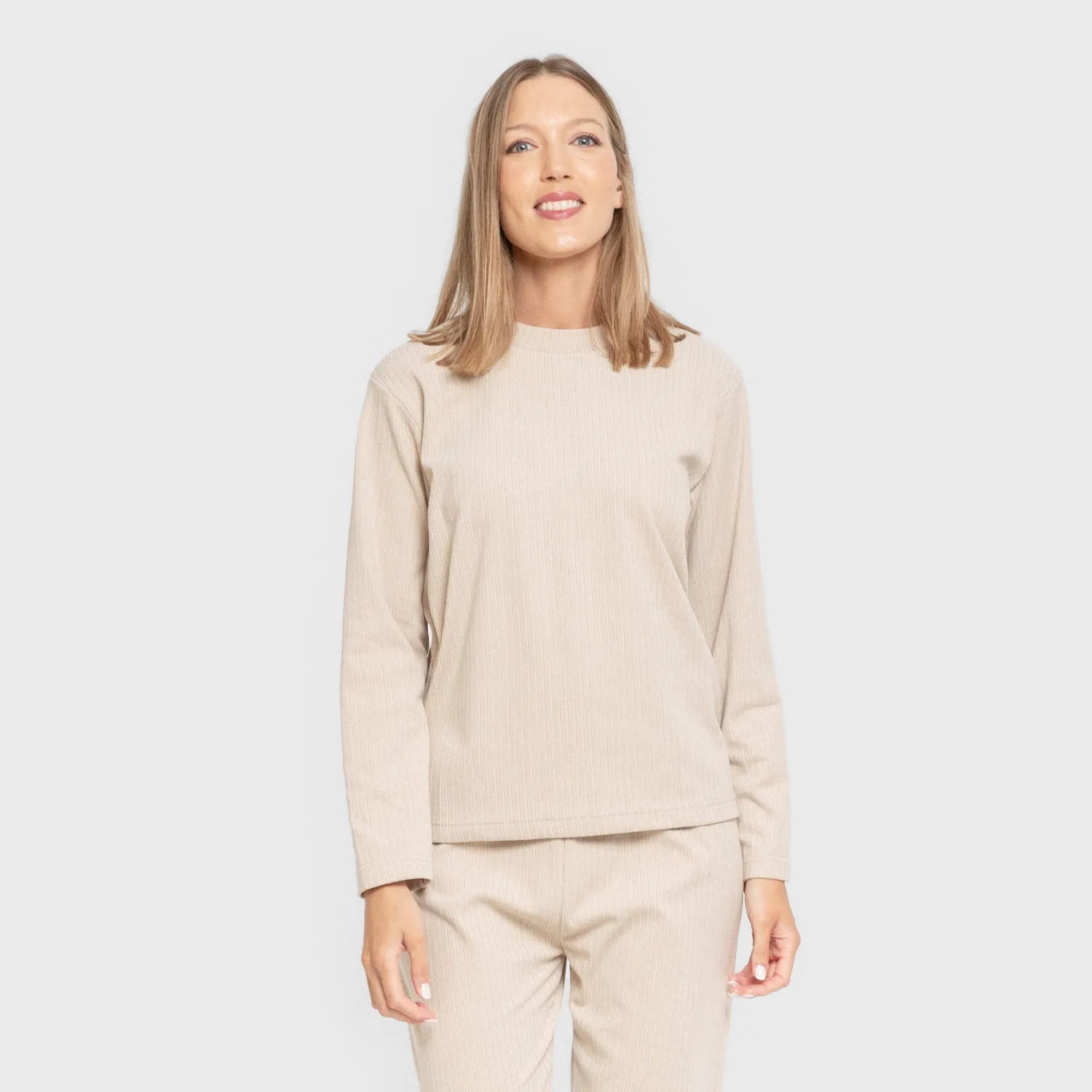 Pijama feminino liso com listras largas e textura canelada.