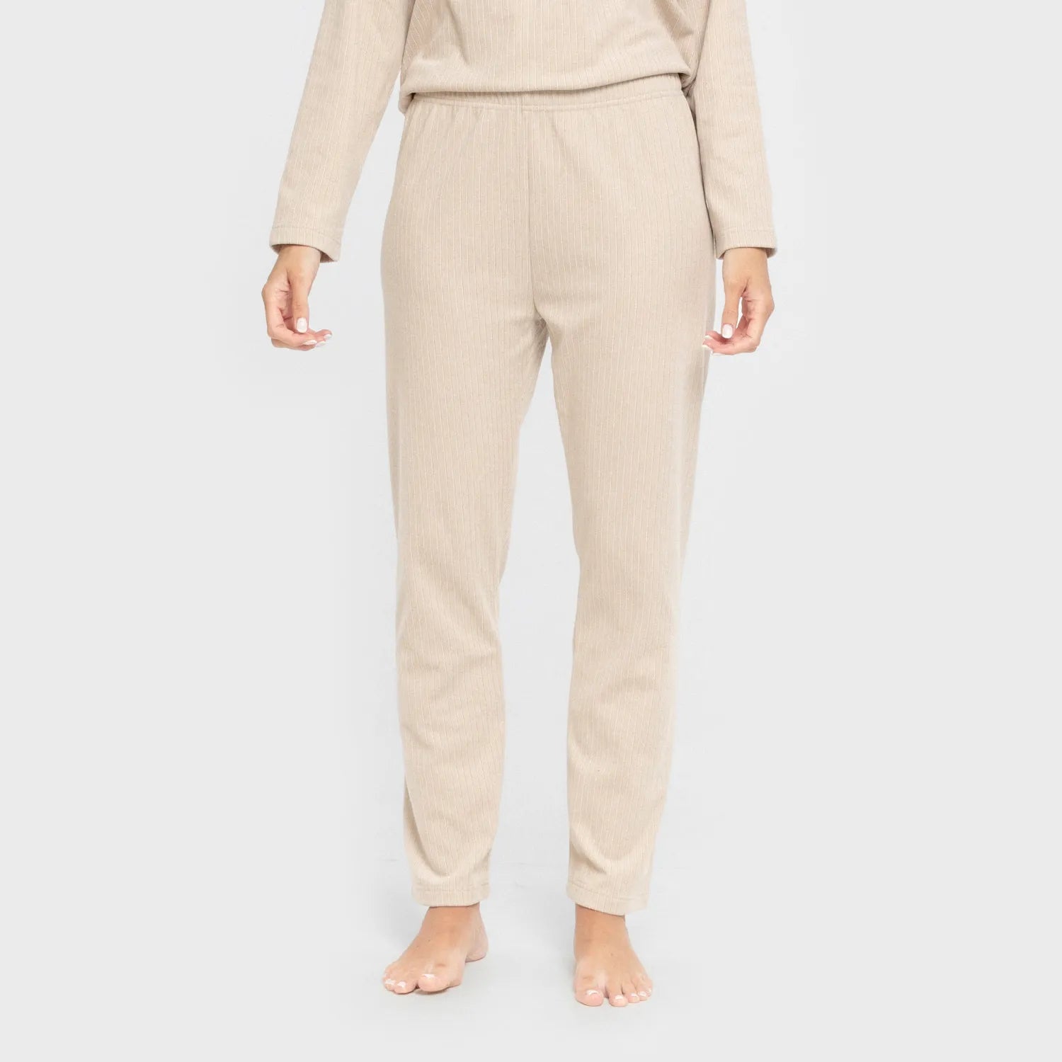 Pijama feminino liso com listras largas e textura canelada.