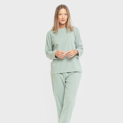 Pijama feminino liso com listras largas e textura canelada.