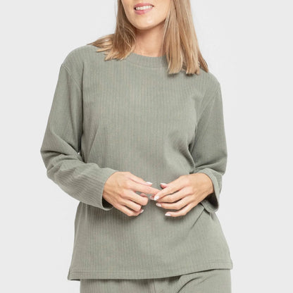 Pijama feminino liso com listras largas e textura canelada.