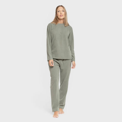 Pijama feminino liso com listras largas e textura canelada.