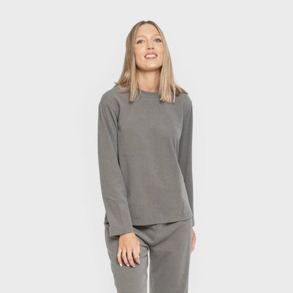 Pijama feminino liso com listras largas e textura canelada.