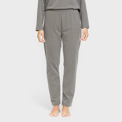 Pijama feminino liso com listras largas e textura canelada.