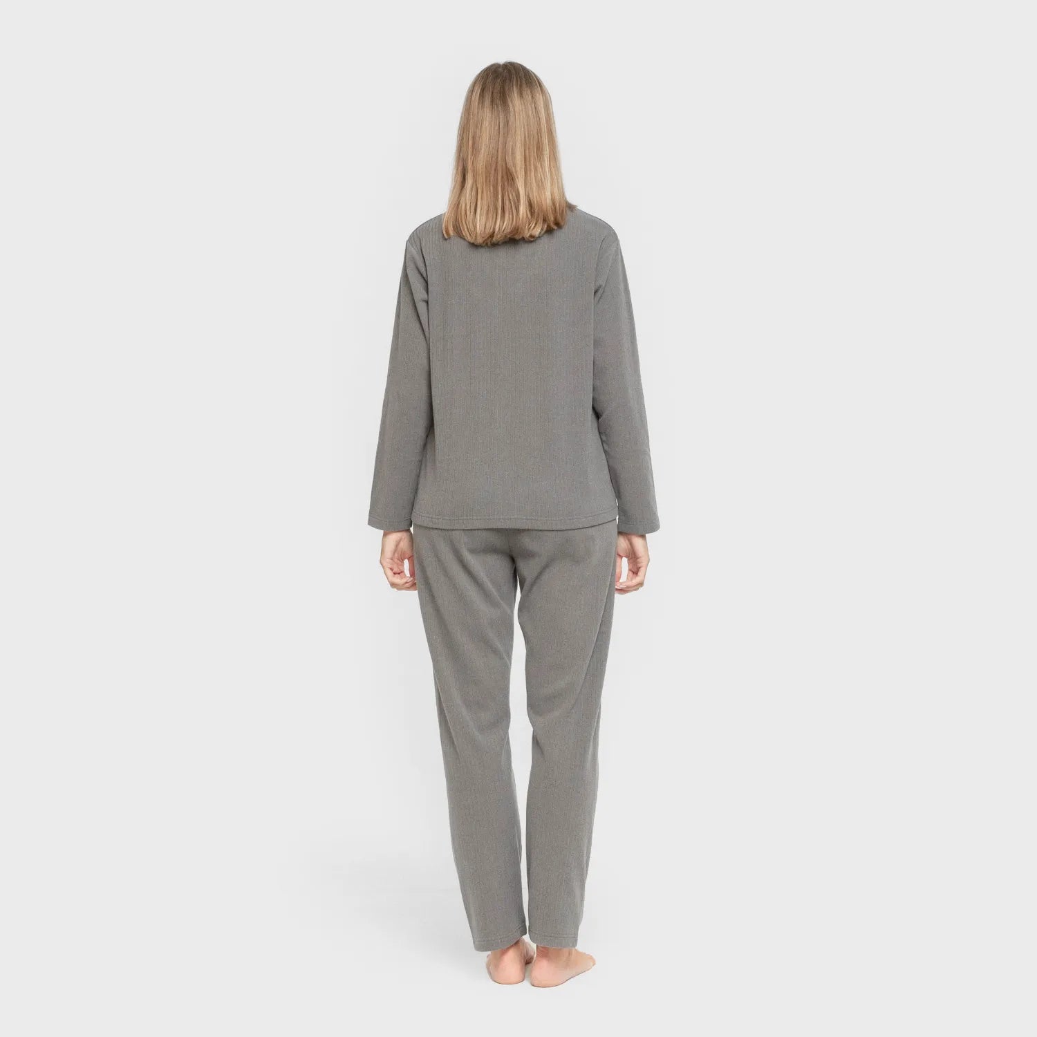 Pijama feminino liso com listras largas e textura canelada.