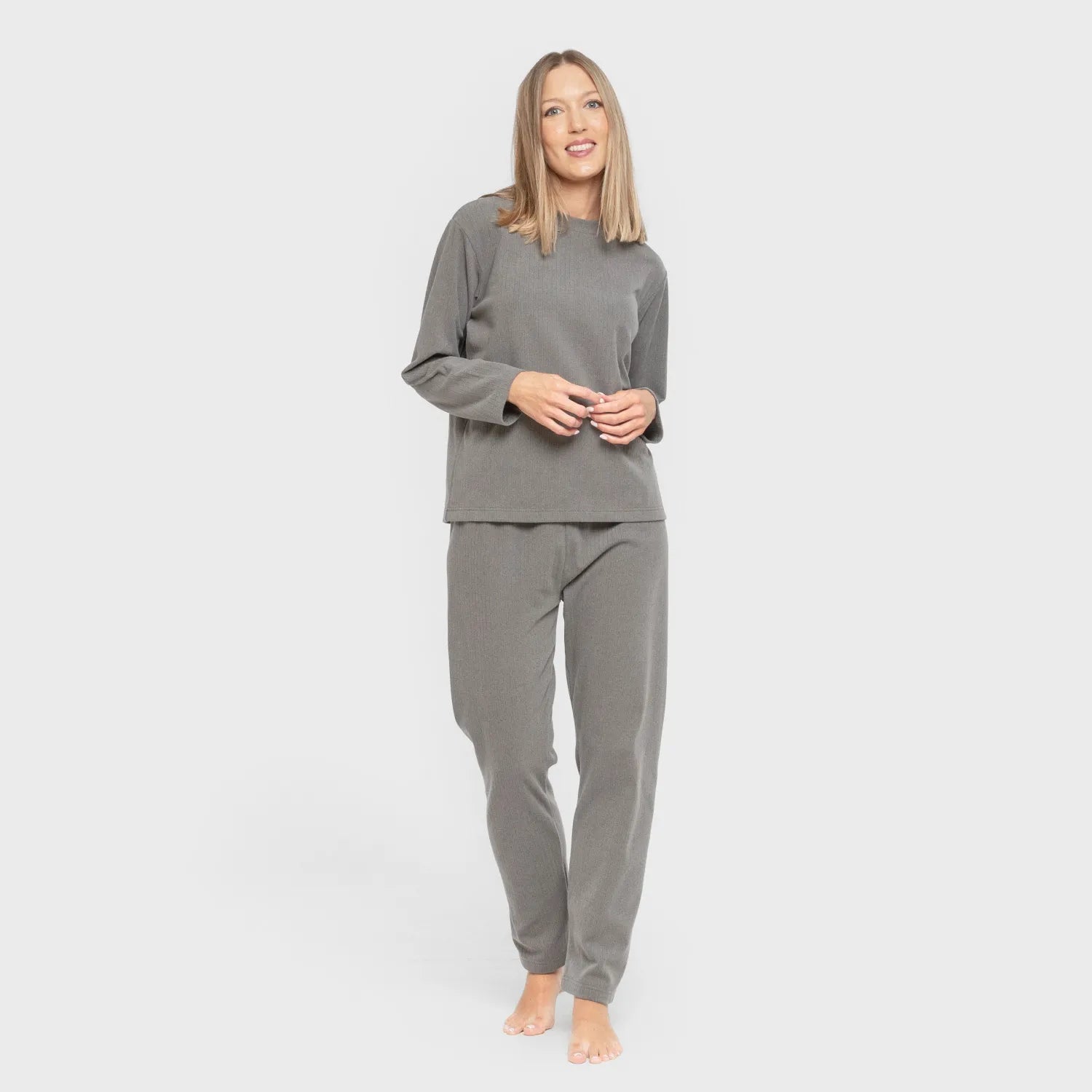 Pijama feminino liso com listras largas e textura canelada.