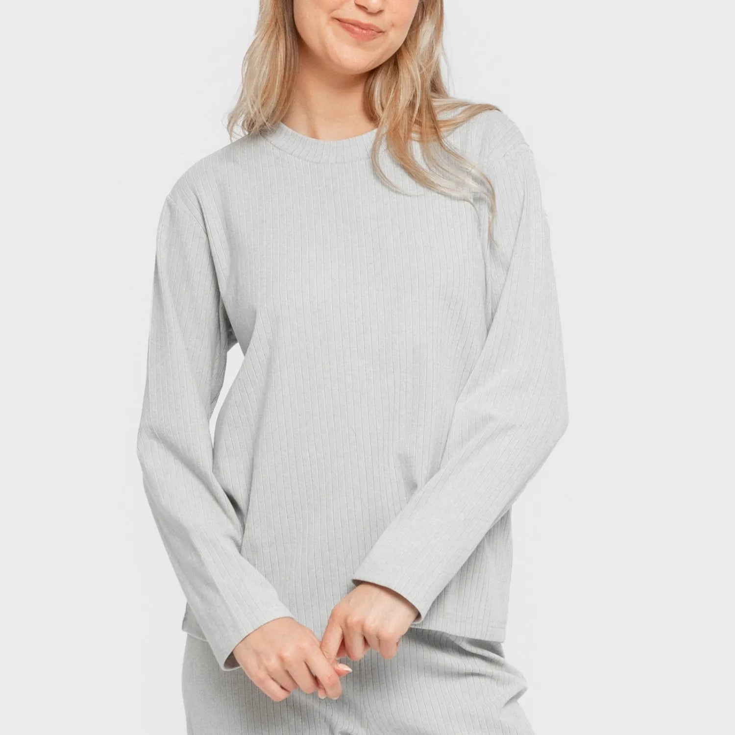 Pijama feminino liso com listras largas e textura canelada.