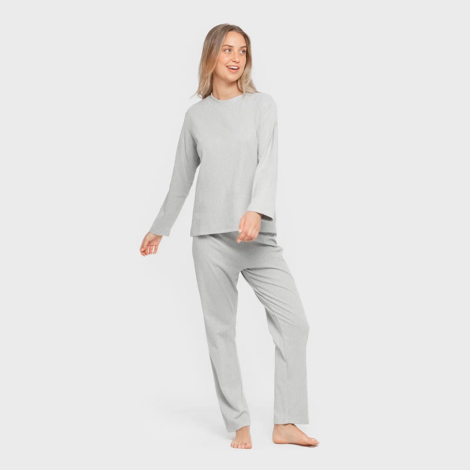 Pijama feminino liso com listras largas e textura canelada.