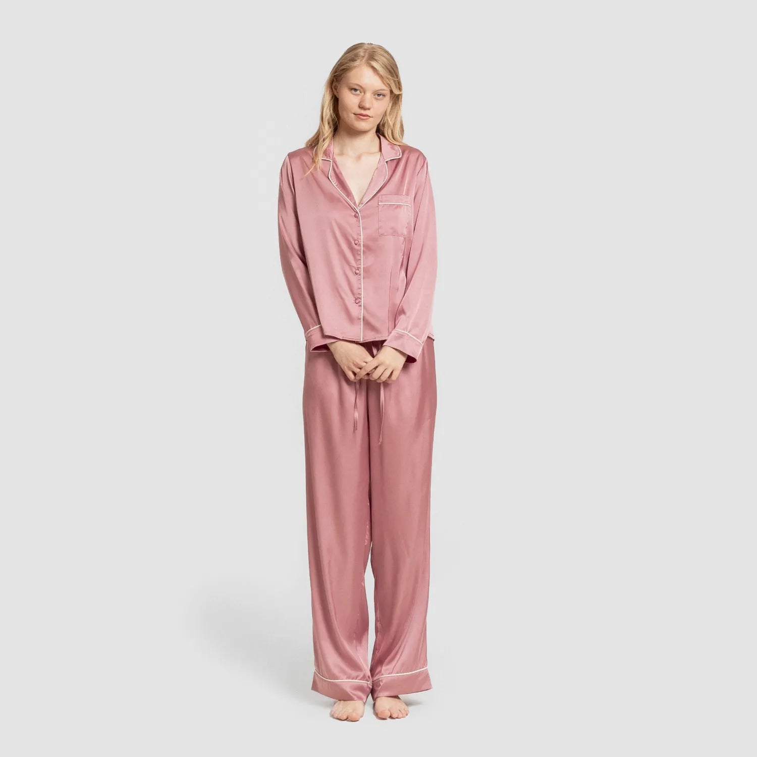 Pijama longo de cetim feminino sexta-feira