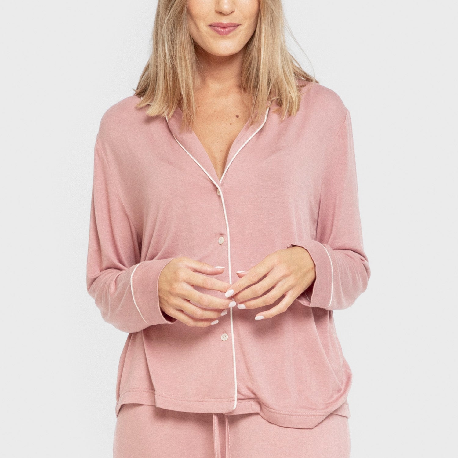 Pijama feminino de manga comprida em viscose na cor rosa malva, estilo camisa.