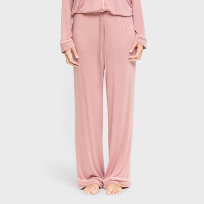 Pijama feminino de manga comprida em viscose na cor rosa malva, estilo camisa.