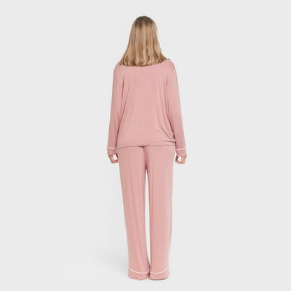 Pijama feminino de manga comprida em viscose na cor rosa malva, estilo camisa.