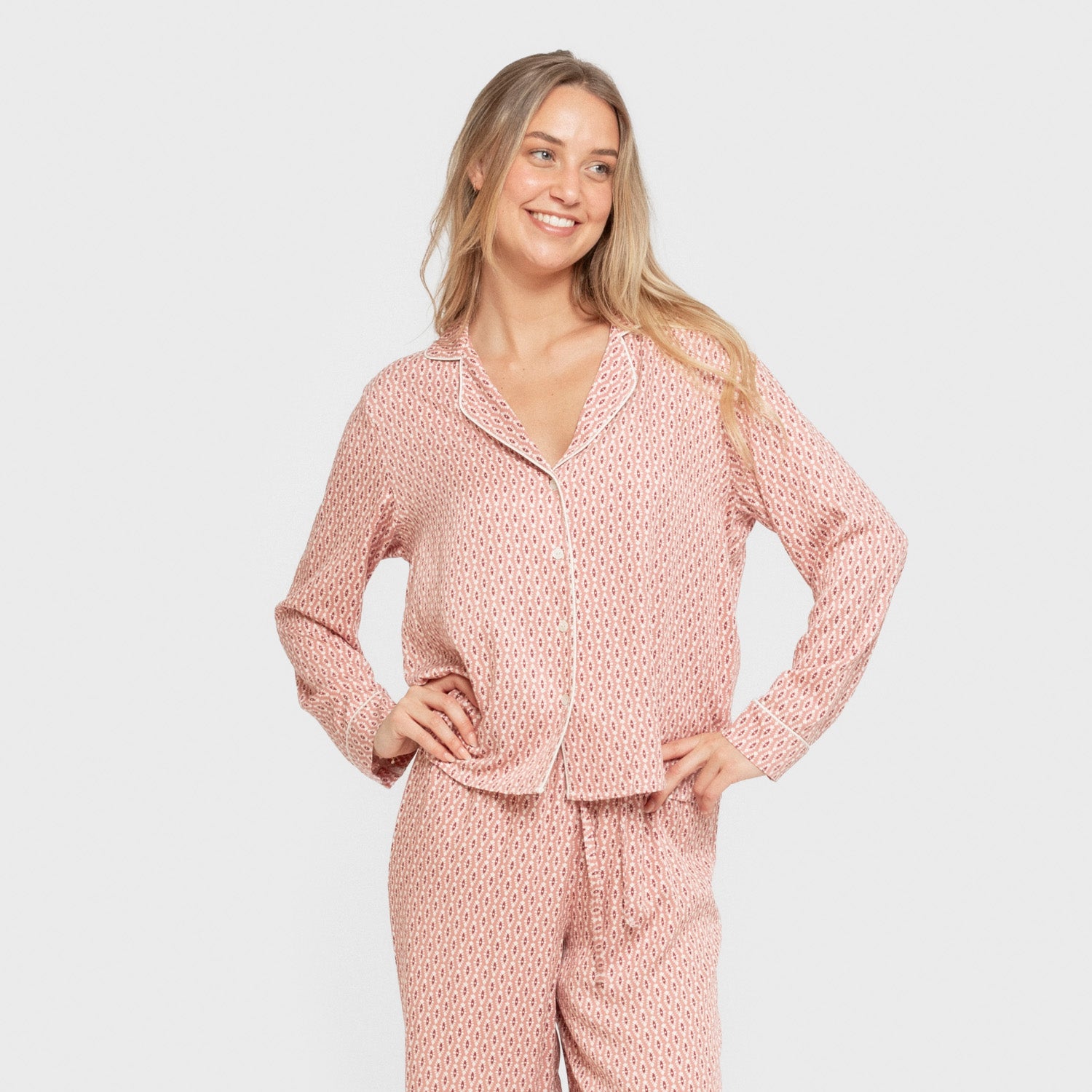 Pijama feminino Leonor Marsala em viscose, estilo camisa, manga comprida.