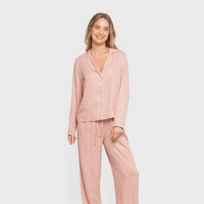Pijama feminino Leonor Marsala em viscose, estilo camisa, manga comprida.