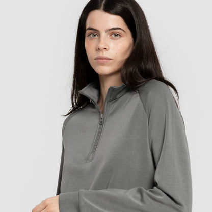 Blusa de moletom feminina com meio zíper, estilo modal, na cor azul-turquesa.