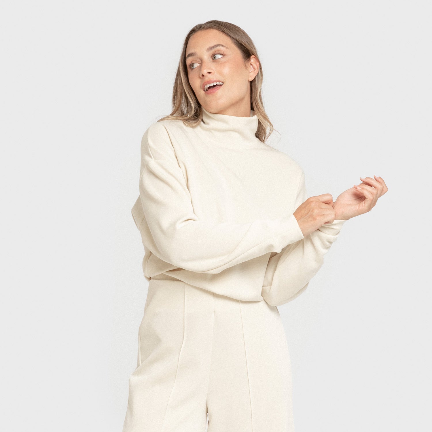 Blusa de moletom feminina de gola alta em modal, branca natural