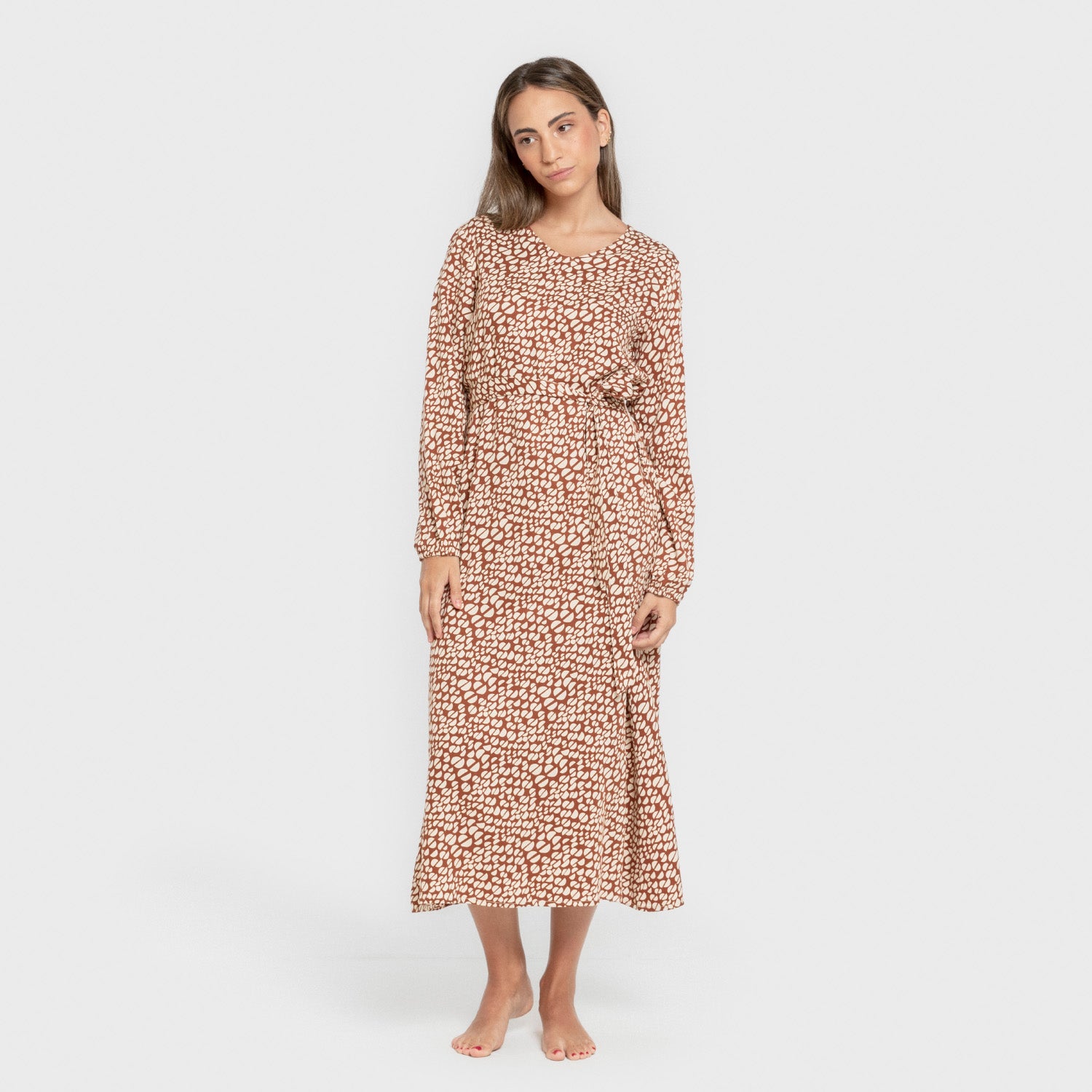 Vestido midi de viscose cor sérum, mangas compridas, decote em V, terracota.