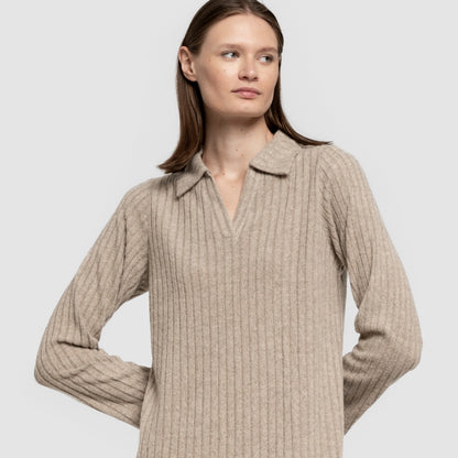 Vestido feminino bege de manga comprida com lapela canelada e modelagem 4x2.