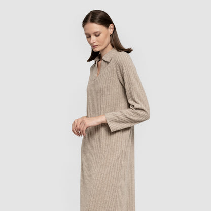 Vestido feminino bege de manga comprida com lapela canelada e modelagem 4x2.