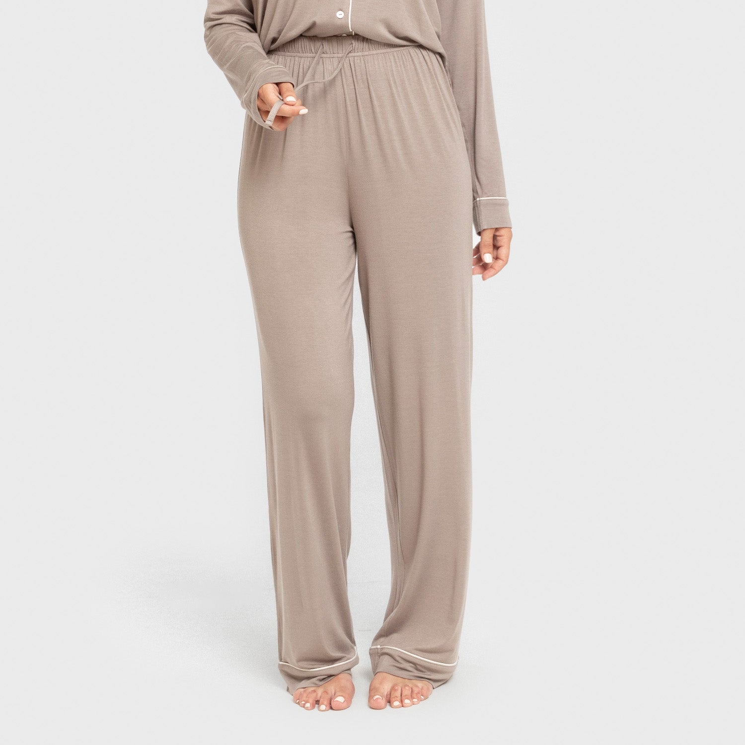 Pijama feminino de manga comprida em viscose, estilo camisa, cor vison.