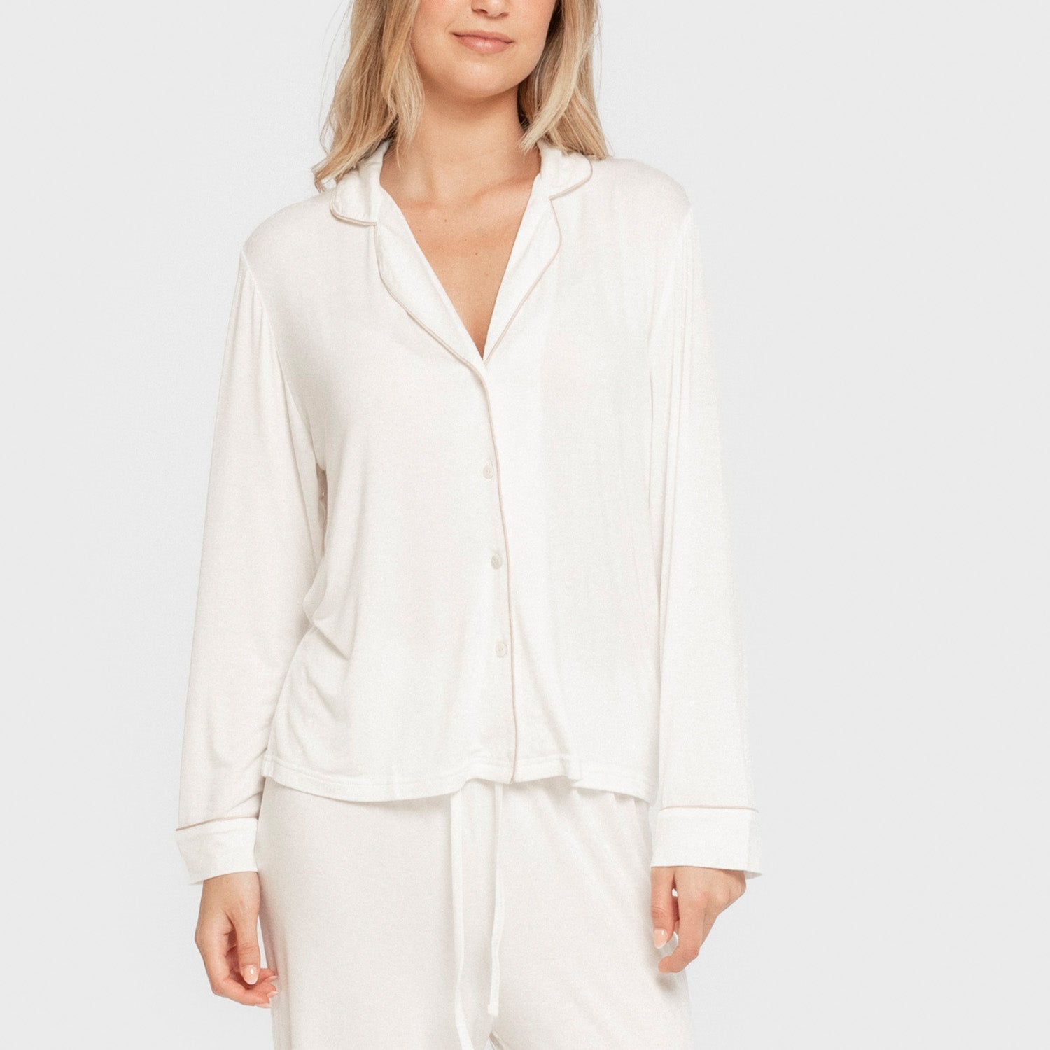Pijama feminino de manga comprida em viscose, branco natural.