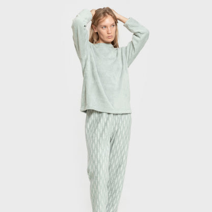Pijama coral com estampa espinha de peixe verde Tiffany.
